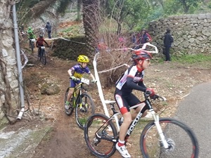 El nuciero Julià Cano en una de las bajadas del circuito de la Vall de Laguar