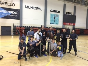 Sergio Villalba, concejal de Deportes y María Jesús Jumilla, concejala de Juvenutd, posaron junto al "Clan Forja de Héroes"