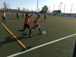 Abera Santos, jugador del Inf B  CF La Nucía, disputando un balón