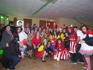 Foto grupal de los Carnavales Adultos con las damas y bellezas de las Festes D'agost