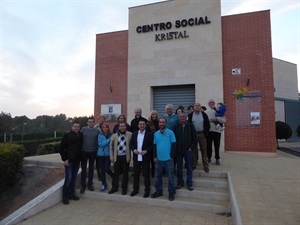 Los vecinos de la Urb. Kristal junto al primer edil y concejales junto al Centro Social de Kristal