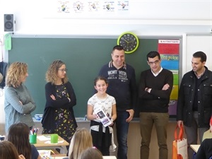 Lara Abril, del Colegio Muixara, también recibió su premio por su obra en el certámen "El Ciclo del Agua para Valientes"