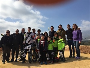 Sergio Villalba, concejal de Deportes, junto al Club BMX La Nucía que participó en las II Test Series de BMX La Nucía