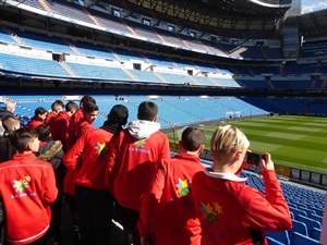 Los jugadores "rojillos" del CF La Nucía en el coliseo merengue