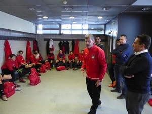 Antonio Flores, entrenador Infantil A, dando las últimas instrucciones en los vestuarios