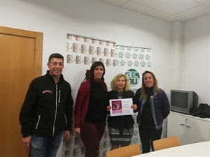 Eva Naranjo, concejala de Comercio, y Juan Andrés Montiel, pte. AECNU fueron los encargados de entregar los premios. En la foto, Paquita Mascaró recoge su vale de compra por Tupé Peluquería