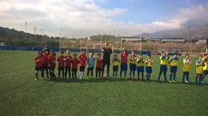 El prebenjamín 2009 B al inicio de su encuentro con el Alfaz del Pi