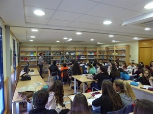 El curso se desarrolla en la Sala de Lectura del Centre Juvenil