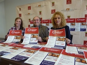 Presentación de los exámenes de ingles Cambridge con Jayne Cutts de Academia de La Nucía, Jodie Dangerfields de Academia Australiana La Nucía y Pedro Lloret, concejal de Cultura