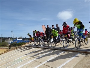 Salida de una de las finales del Challenge BMX Autonómico en La Nucía