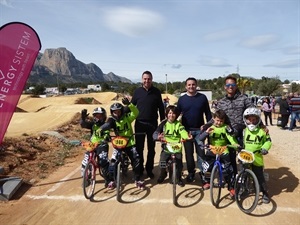 Las promesas del BMX nuciero y su monitor Juanma Cardoso junto a Bernabé Cano, alcalde de La Nucía y Sergio Villalbal, concejal de Deportes