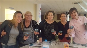 El taller de cupcakes fue ayer por la tarde en el Centro Social "El Cirer" con la presencia de Eva María Naranjo, concejala de Igualdad