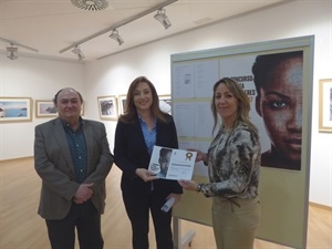 Laura Cabedo recibió el primer premio del VII Concurso de Poesía de La Nucía de manos de Eva Naranjo, concejala de Igualdad