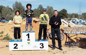 El nuciero Marcos Combarro quedó primero y recibió el trofeo de manos de Sergio Villalba, concejal de Deportes