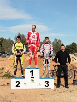 El podium absoluto de TR1 Negro con Israel Escalera primero y  Joan López del Club Off Road La Nucía, segundo