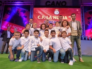 El Benjamín "B" del C.F. La Nucía con su copa de subcampeón