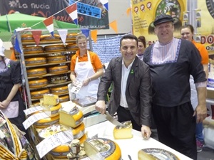 Bernabé Cano, alcalde de La Nucía, visitando el stand de Holanda