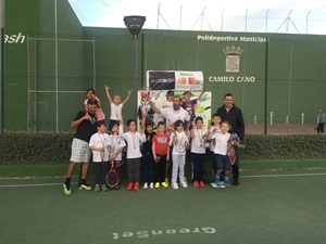 Sergio Villalba, concejal de Deportes, entregó las medallas 'no competitivas' a todos los participantes del Circuito de Minitenis