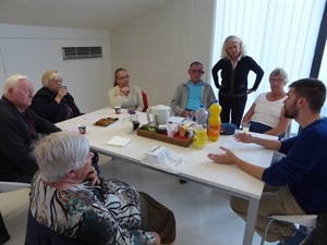 A la reunión acudieron Beatriz Pérez-Hickman, concejala 3ª Edad, Enrique Gil, profesor CEIP Sant Rafel y los 5 voluntarios nativos