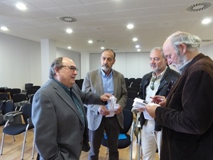 Reunión para coordinar las jornadas con José A. Poves, director del CEFIRE, Francisco Arcos y Ferrán Oltra, coordinadores del curso y Pedro Lloret, concejal de Cultura.