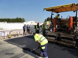 Tras el asfaltado de las calles se está procediendo a instalar de nuevo los reductores de velocidad