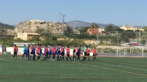 Los cadetes de La Nucía y Finestrat saludándose antes de comenzar el partido