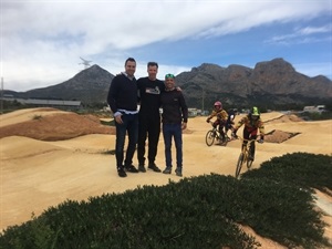 Sergio Villalba, concejal de Deportes y Juanma Cardoso, director de la escuela BMX La Nucía posaron junto al campéon olímpico de BMX Maris Strombergs