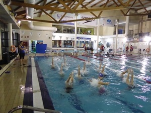 El equipo de 'Sincro' de La Nucía se entrena en la Piscina Climatizada Camilo Cano de La Nucía