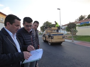 Bernabé Cano, alcalde de La Nucía, junto a Miguel Ángel Ivorra, concejal de Urbasnismo y Sergio Villalba, concejal de Centros Sociales, supervisaron las tareas de reasfaltado