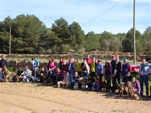 Más de 50 perros con sus respectivos dueños acudieron a esta jornada de adiestramiento canino