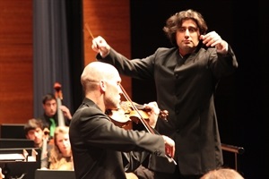 Mihnea Ignat dirigiendo a la OFUA en l'Auditori de La Nucía en 2016