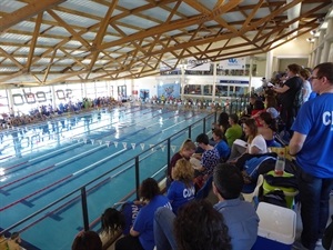 Las gradas de la Piscina Climatizada Camilo Cano de La Nucía se quedaron pequeñas para el evento