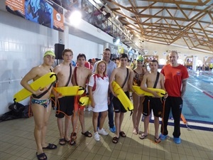 Miembros del Club Top 10 de Alicante se fotografiaron junto a Sergio Villalba, concejal de Deportes, Nano Pelayo, responsable Piscina Climatizada La Nucía, y Laura Polo, coordinadora Federacion Salvamento y Socorrismo de la Comunidad Valenciana