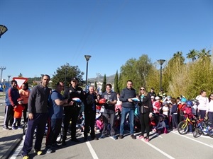 Durante la visita los colegios hicieron entrega de varios cascos de seguridad al Parque Infantil de Tráfico de La Nucía. En la foto, Sergio Villalba, concejal de Educación y Deportes, Serafín López, concejal de Seguridad Ciudadana y Javier Burrueco, Jefe de la Policía Local de La Nucía