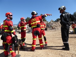 Las unidades de la UME coordinándose antes de iniciar el trabajo