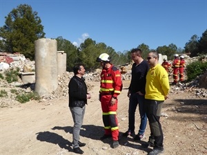 Bernabé Cano, alcalde de La Nucía, conversando con Javier Baselga, brigada de la UME, responsable del Negociado Cinológico de la UME BIEM-III, con base en Bétera (Valencia),  junto a Sergio Villalba, concejal de Deportes y Omar Suárez de USAR-13.