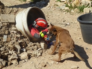 En estas prácticas se simula el rescate de persona tras catástrofes naturales