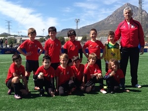 El Prebenjamín 2009 "A" junto a su entrenador Salva Gómez