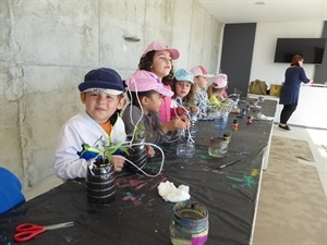 Los escolares crearon vida con macetas recicladas con materiales del Ecoparque