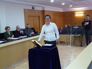 Francisca Berenguer en su toma de posesión como concejala del Ayuntamiento de La Nucía, esta mañana en el pleno