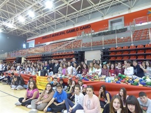 Fue una jornada solidaria con la aportación de comida no perecedera y productos de higiene para Cáritas