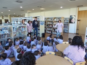 Sergio Villalba, concejal de Educación, participó en el cuenta cuentos del Bressol