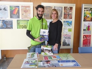 María Jesús Jumilla, concejala de Juventud y David Arias, responsable de Animaciones Trokoló, presentaron el curso en el Centre Juvenil