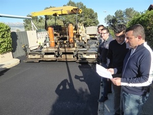 Bernabé Cano, alcalde de La Nucía, estudiando las obras junto a Miguel Ángel Ivorra, concejal de Urbanismo, Pepe Cano, concejal de Participación Ciudadana y Sergio Villalba, concejal de Centros Sociales