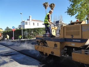 El trabajo se ha centrado en reasfaltar la Calle Xarquia, principalmente