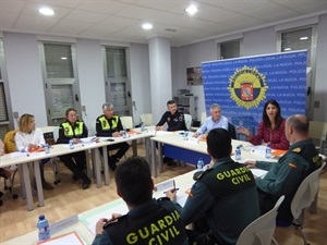 Purificación Algaba, Jefa de la Unidad de Violencia sobre la Mujer de la Subd. Gob. durante su intervención junto a Serafín López, concejal de Seg. Ciudadana