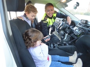 Los escolares del Bressol en el coche patrulla de la Policía Local