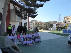 Una de las clases del Bressol junto a Sergio Villalba, concejal de Educación y los dos agentes policiales