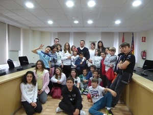 Alumnos y profesor del 5.B del Colegio Muixara junto a Bernabé Cano, alcalde de La Nucía y el concejal Pepe Cano