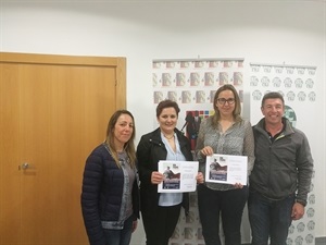 Cristina Figueira, clienta de Boutique Didals, recibiendo su premio doble de 30 euros canjeables y 1 entrada para dos personas en la Piscina Climatizada de La Nucía